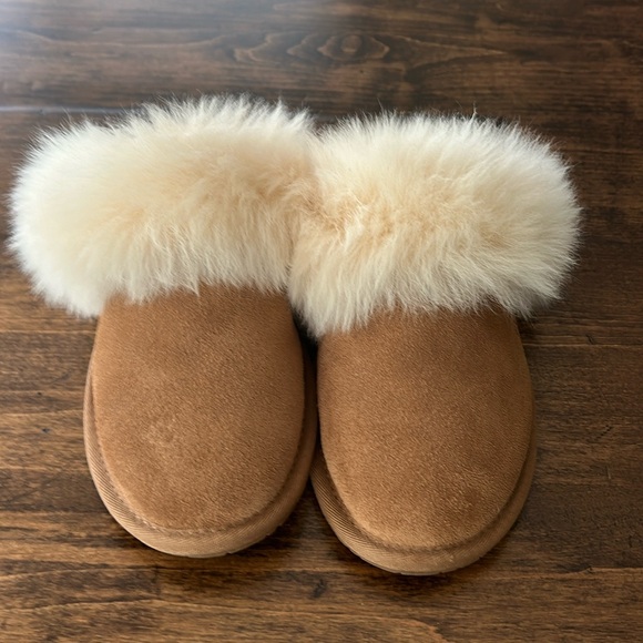 UGG Shoes - NWOT UGG Women's Chestnut Scuff Sis Slippers Size 7